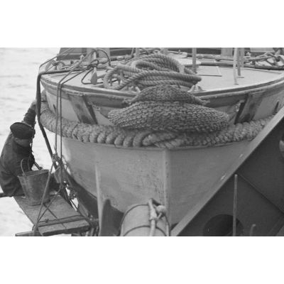 Lors d'une mission sur un dragueur de mines (Minensuchboot), le nettoyage d'une vedette (bateau de sauvetage) installée à bord.