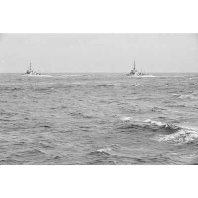 En vue de la destruction de mines, une patrouille de dragueurs de mines (Minensuchboot) de la Kriegsmarine.