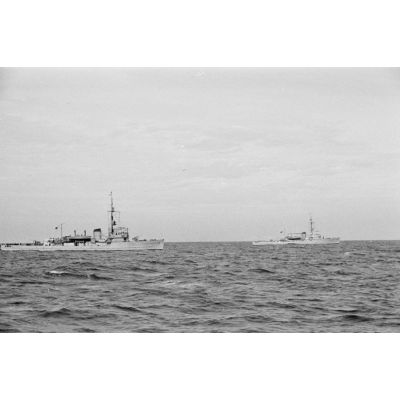 En vue de la destruction de mines, une patrouille de dragueurs de mines (Minensuchboot) de la Kriegsmarine.