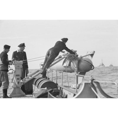 Préparation d'un dragage à influence à bord d'un dragueur de mines de la Kriegsmarine.