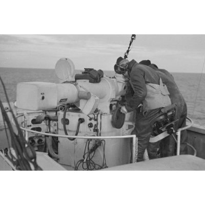 A bord d'un dragueur de mines allemand (Minensuchboot), des marins observent l'horizon à la recherche de mines anglaises à l'aide d'un télémètre lourd (Entfernungsmesser et Kommandogerat 40).