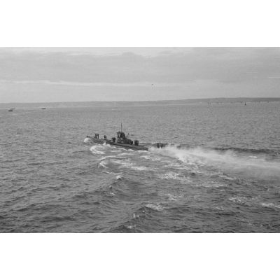 Le retour de croisière d'un sous-marin allemand photographié depuis le pont d'un dragueur de mines du type Sperrbrecher (briseur de blocus).