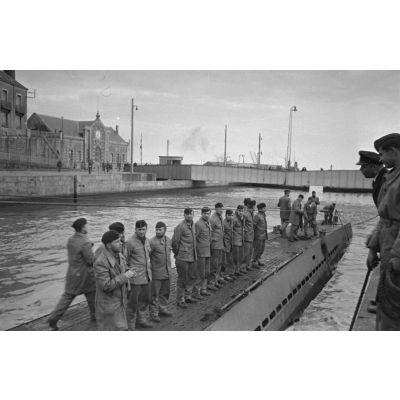 Le quai du port de Saint-Nazaire lors du retour de croisière du sous-marin U-boot U-75 commandé par le Kapitänleutnant Helmuth Ringelmann.