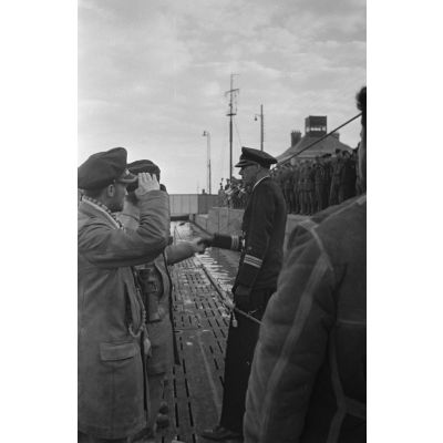 Le capitaine (kapitänleutnant) Herbert Sohler passe en revue l'équipage du sous-marin U-75 du Kapitänleutnant Helmuth Ringelmann peu après le retour à Saint-Nazaire.