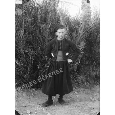 43. [Algérie, 1905-1914. Portrait d'un zouave.]