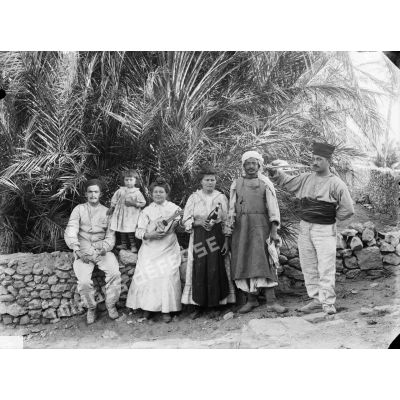 46. [Algérie, 1905-1914. Portrait de groupe.]