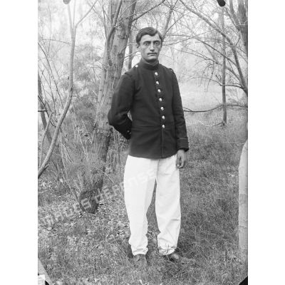 119. [Algérie, 1905-1914. Portrait d'un militaire peut-être affecté au 1er bataillon d'infanterie légère d'Afrique.]