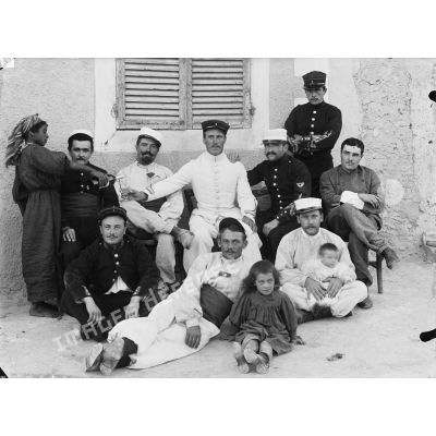 121. [Algérie, 1905-1914. Photographie de groupe de militaires peut-être affectés au 1er bataillon d'infanterie légère d'Afrique.]