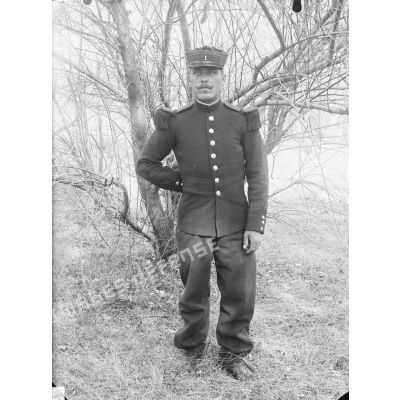 123. [Algérie, 1905-1914. Portrait d'un militaire peut-être affecté au 1er bataillon d'infanterie légère d'Afrique.]