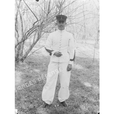 125. [Algérie, 1905-1914. Portrait d'un militaire peut-être affecté au 1er bataillon d'infanterie légère d'Afrique.]