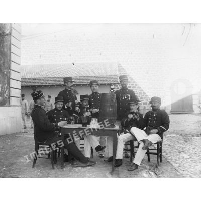 221. [Algérie, 1905-1914. Portrait de militaires autour d'un tonnelet.]