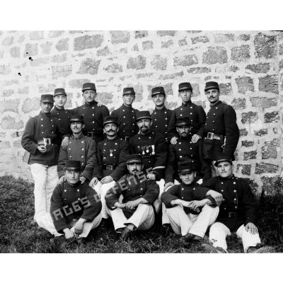 223. [Algérie, 1905-1914. Photographie d'un groupe de militaires.]