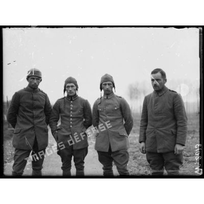 Monchy-Humières, portrait des pilotes d'un avion bombardier allemand capturé intact. [légende d'origine]