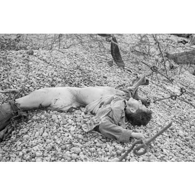 Sur la plage de Dieppe après le raid du 19 août 1942 de l'opération Jubilee, le cadavre d'un soldat canadien.