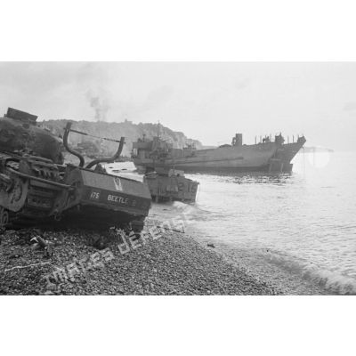 Sur la plage de Dieppe après le raid du 19 août 1942 de l'opération Jubilee, un char canadien Churchill baptisé Beetl.