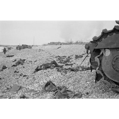 Sur la plage de Dieppe après le raid du 19 août 1942 de l'opération Jubilee, les cadavres des soldats canadiens et les carcasses des blindés.