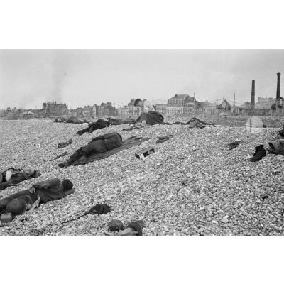 Sur la plage de Dieppe après le raid du 19 août 1942 de l'opération Jubilee, les cadavres des soldats canadiens et les carcasses des blindés.