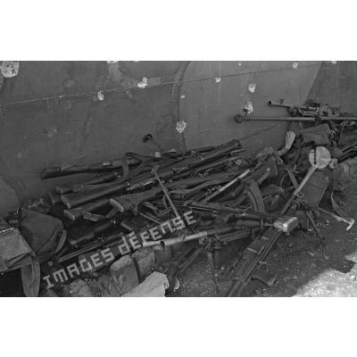 Fusils Enfield et fusils mitrailleurs Bren abandonnés par les prisonniers ou récupérés sur les corps des soldats canadiens morts sur la plage de Dieppe.