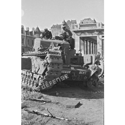 Char Churchill du 14th Canadian Bataillon Tank Regiment Calcary peu après lé débarquement canadien sur la plage de Dieppe.
