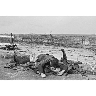 Cadavres de soldats canadiens peu après le débarquement anglo-canadiens sur Dieppe.