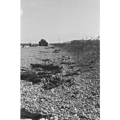 Cadavres de soldats canadiens peu après le débarquement anglo-canadiens sur Dieppe.
