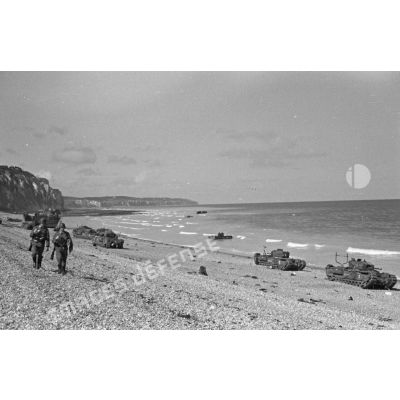 Patrouille allemande sur la plage de Dieppe peu après la tentative de débarquement anglo-canadienne (opération Jubilee).