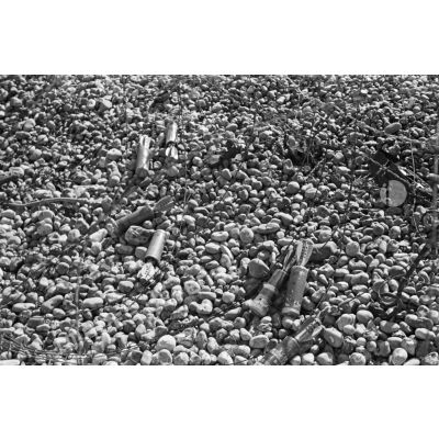 Obus de mortier sur la plage de Dieppe peu après la tentative de débarquement anglo-canadienne (opération Jubilee).