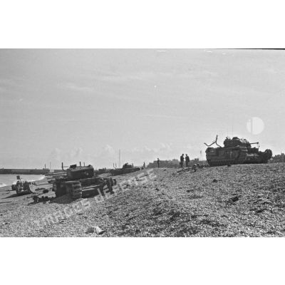 Chars Churchill du 14th Canadian Bataillon Tank Regiment Calcary peu après lé débarquement canadien sur la plage de Dieppe.