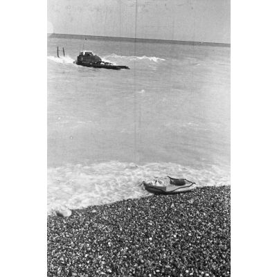 Char Churchill du 14th Canadian Bataillon Tank Regiment Calcary peu après lé débarquement canadien sur la plage de Dieppe.