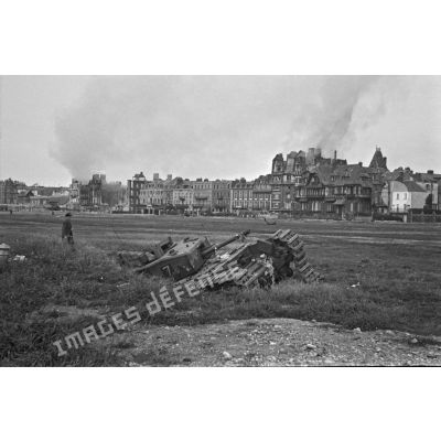 Char Churchill du 14th Canadian Army Tank Regiment détruit sur la plage de Dieppe (Opération Jubilee).