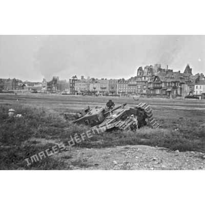 Char Churchill du 14th Canadian Army Tank Regiment détruit sur la plage de Dieppe (Opération Jubilee).