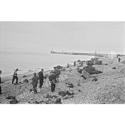 La plage de Dieppe après la tentative de débarquement canadienne prévue lors de l'opération Jubilee.