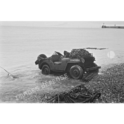 Jeep Blitz Buggy d'une unité du Génie canadien, le capot du véhicule est chargé d'explosif, sous les roues un dispositif permet d'aider la véhicule à progresser sur les galets.