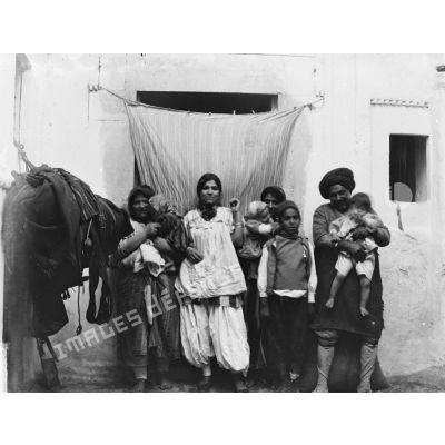 982. [Tunisie, 1902-1903. Portrait de famille.]