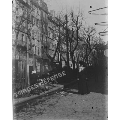 2. [Toulon, 1922. Rue commerçante.]
