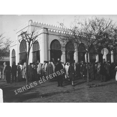 21bis. [Tunisie, 1902-1903. Jules Imbert près d'un marché couvert.]