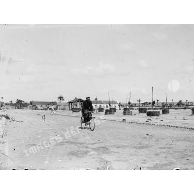 26. [illisible] à bicyclette sur la place de Médenine (avril 1902). [légende d'origine]