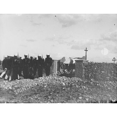 28. [Tunisie, 1902-1903. Militaires procédant à une inhumation.]