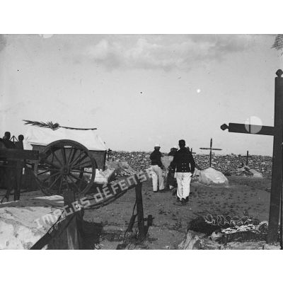 29. [Tunisie, 1902-1903. Militaires procédant à une inhumation.]