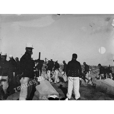 30. [Tunisie, 1902-1903. Militaires procédant à une inhumation.]