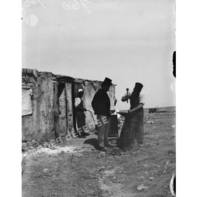 761. [Tunisie, 1902-1903. Travail à la forge.]