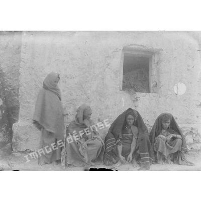 775. [Tunisie,1902-1903. Portrait de famille.]