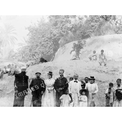 802. [Tunisie,1902-1903. Photographie d'un groupe de civils et de militaires.]