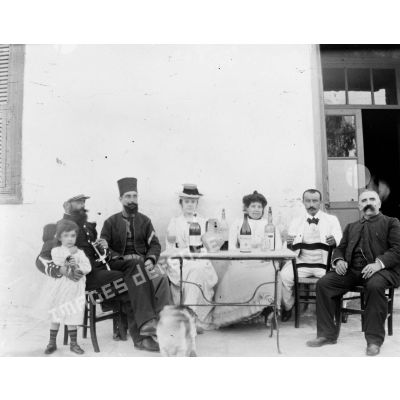805. [Tunisie,1902-1903. Portrait de famille.]