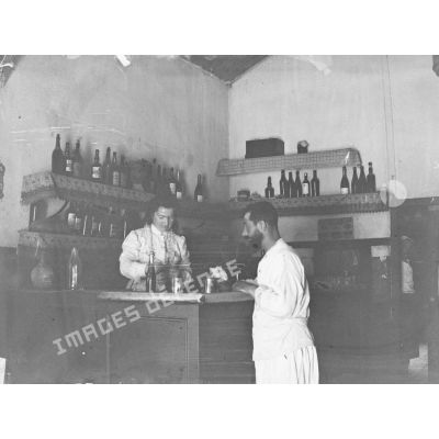 821. [Tunisie, 1902-1903. Jules Imbert au comptoir d'un café.]