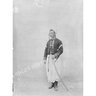 829. [Tunisie, 1902-1903. Portrait probable d'un spahi du 4e régiment de spahis.]