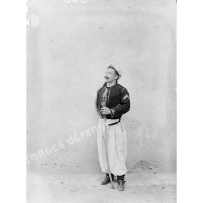 830. [Tunisie, 1902-1903. Portrait probable d'un spahi du 4e régiment de spahis.]