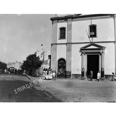 834. [Sfax, 1902-1903. Civils se rendant à l'église.]