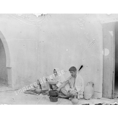 836. [Tunisie, 1902-1903. Portrait de deux hommes en plein repas.]