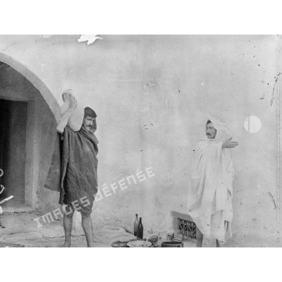 837. [Tunisie, 1902-1903. Portrait de deux hommes.]
